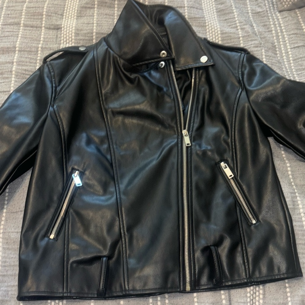 Im selling a black leather jacket